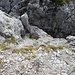 Vista dall'alto sul tratto di "arrampicata" (in primo piano) e sulla cengia-canale attrezzata con catene (a sinistra in alto)