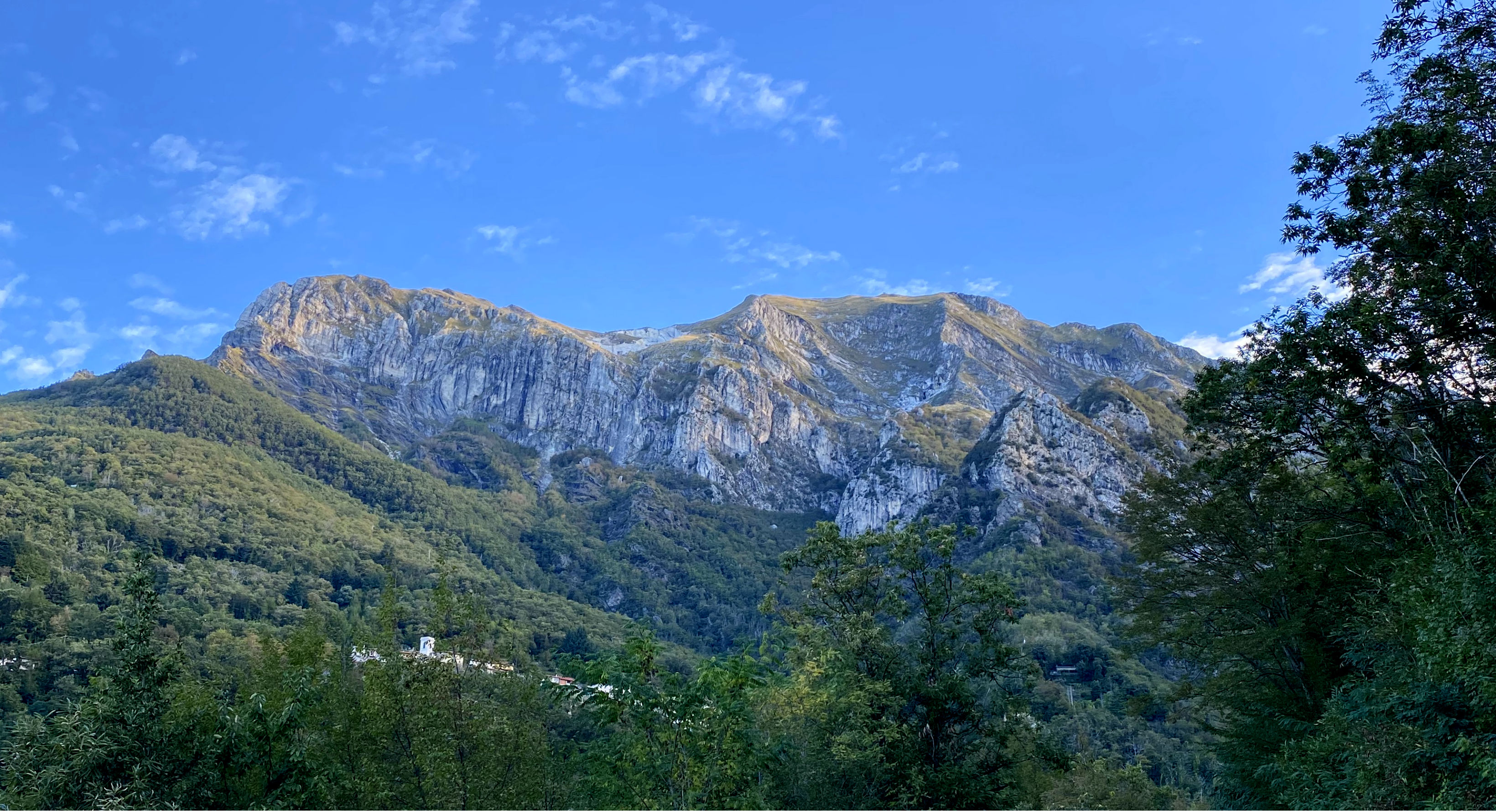 Monte Corchia visto salendo la strada del Cipollaio Fotos