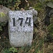 Ausstellungsstück: Hektometerstein vom Bahn-km 17,4