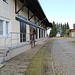 Haltestelle Burkersdorf, mustergültig renoviertes Gebäude des Getreidehandels Böhme mit Gleisrest