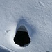 Ein Loch im Schnee