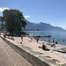 der belebte aber etwas schmale Strand in Villeneuve