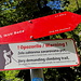 Unterwegs an der Soča - An einem Abzweig gibt’s nicht nur einen Wegweiser in Richtung Quelle ("Izvir Soče"), sondern auch eine Warnung vor einer "sehr anspruchsvollen gesicherten bzw. Kletterroute" - "nur für erfahrene Wanderer". Links ist die Situation übrigens ganz gut skizziert: Auf schmalen Steig geht's ein Stück an einer Felswand entlang.
