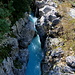 Unterwegs an der Soča - An den Großen Soča-Trögen, Velika Korita Soče. Blick in die Schlucht, in die von einem höhergelegenen Seitenlauf an etlichen Stellen Wasser rieselt.