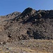 Colle delle Mine: der weitere Aufstieg führt links um den schattigen Vorgipfel herum, um dann von rechts - immer am teilweise verdeckten Grat entlang - den Gipfel des Pizzo Filone zu erreichen.
