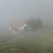 das Berghaus Vogelberg taucht aus dem Nebel auf