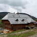 Ein neuer aussehendes Schwarzwaldhaus im ortstypischen Stil mit dem Krüppelwalmdach