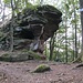 Der Felsen am westlichen Ende des Buhlsteins (auf dem Schild steht Puhlstein) ist erreicht. Auf einem Pfad gelangt man leicht auf eine Aussichtsplattform am vorderen Ende des Felsens. 
