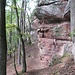 Auf dem weiteren Weg über den Rücken des Buhlsteins verläuft der Pfad an vielen hohen Felswänden entlang.