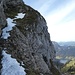 Hier gings der Rinne entlang hoch mit anschliessendem Aufstieg über den schneebedeckten Hang hoch bis zum...