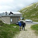 Il sentiero parte sul lato di una piccola costruzione sul lato opposto della dogana, sul lato svizzero
