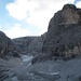 Ins "Innere Loch" führt der Weiterweg: im Hintergrund die Reste des Gletscherchens, darüber die Hochbrunnerschneide. Links das Gemäuer der Mitria, rechts eine der Felsbastionen des Monte Giralba di Sopra