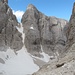 Wilde Felswände mit tief eingeschnittene Rinnen charakterisieren die abgeschiedene Landschaft im Inneren Loch.<br />Gegenüber die Forcella Alta di Giralba (2431 m); sie trennt den Monte Giralba di Sotto (links, max. 2995 m) vom Monte Giralba di Sopra (rechts, 2930 m).
