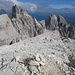 Hier sieht man es deutlich: die Hochbrunenrschneide hat den Charakter eines Plateaus, über das man hinaufspaziert. Im Hintergrund der Elfer und die Sextener Rotwand (rechts, 2968 m).