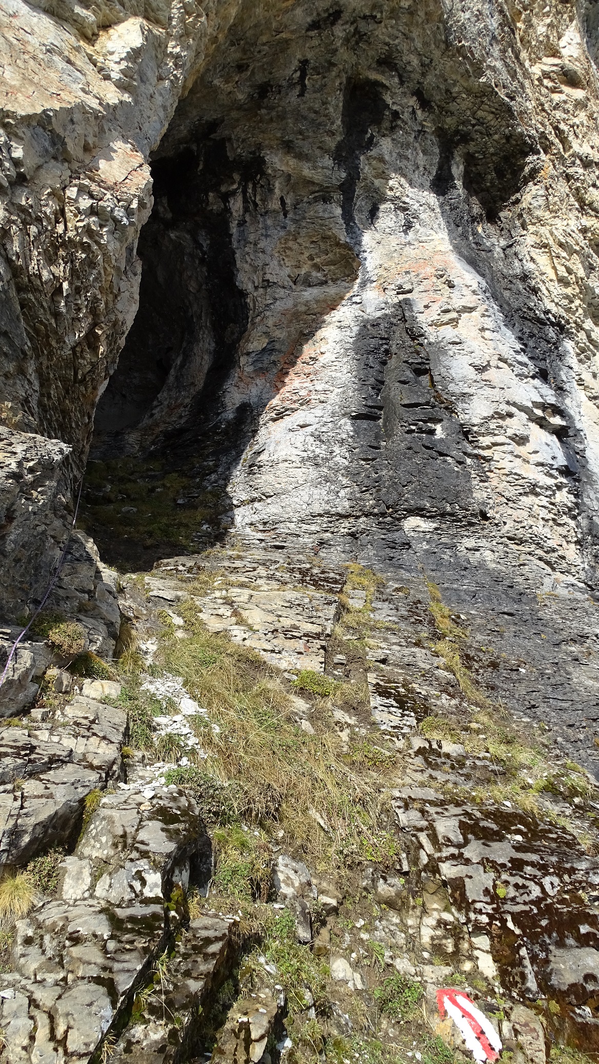 Unterhalb vom Höhleneingang. - Fotos [hikr.org]