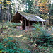 eine erste Hütte im Wald 