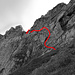 Der weitere Routenverlauf über dem Felsriegel: über Gras- und Schrofenplanggen zur Felsrinne links der Höhle, darüber vom "Bödeli" auf dem Ausstiegsband zur -rinne