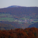 Aussicht vom Waldrand östlich des Tannig im Zoom über Nenzlingen (438m) und die Eggflue (686,3m) zur Schartenflue (759,8m).