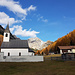 Kirchlein des ehemaligen Bergbaudorfs S-charl beim Eingang zum Val Sesvenna mit den gelb-braun gefärbten Lärchen