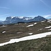 kurz vor dem "Gipfel"; Blick hinüber zur grossen Alp auf Niremont und dem Massiv von Teysachaux und Le Moléson