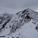 Beim Abstieg in den Sattel blickt man auf den Messnerspitz, der mit geringem Zusatzaufwand bestiegen wird.