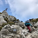 Im Aufstieg zum Wielki Giewont - An vielen Stellen mit Stahlketten gesichert geht's zum Gipfel. Das große Kreuz ist links bereits zu erahnen.