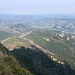 Wielki Giewont - Ausblick am Gipfel. Links sind das Tal Dolina Małej Łąki und die große Lichtung, Wielka Polana Małołącka, zu erahnen, weiter hinten auch Gronik.<br />