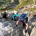 Im Abstieg vom Wielki Giewont - Nach längerer Rast steigen wir ab,  logischerweise nun auf der anderen Seite ("Einbahnverkehr"). 
