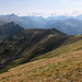 Im Abstieg von der Kopa Kondracka / Kondratova kopa - Ausblick, noch unweit des Gipfels. Während sich der Kasprowy Wierch noch in der Westtatra befindet, liegen  Świnica, Kriváň & Co. bereits in der Hohen Tatra.