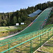 Zakopane - Nach unserer Tour zum Giewont schlendern wir am Nachmittag noch eine Weile durch den Ort, der ja als touristisches und Wintersport-Zentrum bekannt ist. Selbstverständlich besuchen wir auch die Skisprungschanzen.