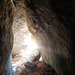 Rückblick aus dem Tunnel zum Loch. Im Schlot nun ein paar Meter senkrecht aufwärts und hinaus...