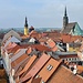 Blick über die Dächer der Altstadt mit dem gelben Rathausturm