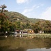 Ein kleiner See vor einer Villa, im Hintergrund der Tianping-Berg.