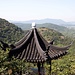 Aufstieg zum Lotus Peak, Blick nach Westen. Man sieht auf viel grünes Hügelland, der Berg in der Ferne ist der Qionglongshan. Dahinter liegt der Taihu, einer der größten Seen Chinas.