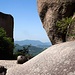 Blick durch die Felsen am Gipfel des Lotus Peak nach Westen, zum Qionglongshan.