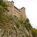 Die Burg thront auf steilem Fels.