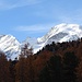 Blick Richtung Piz Bernina und Piz Morteratsch mit blauer Himmel.