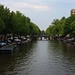 Viele Grachten hat es in Amsterdam (2m) was sie zu einer der schönsten Städte Europas macht.