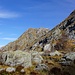 Felsblockgelände vor der Foce di Cardeto: Im Vordergrund die Felsplatten des Pizzo Altare, im Hintergrund der Monte Pisanino