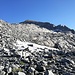 Blick auf den Südostgrat: Auf dieser Höhe verlässt man den Normalweg und passiert ungefähr auf gleichbleibender Höhe in Richtung des Fußes des Südostgrats. Links ist der Gipfel des Keeskogels zu sehen.