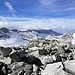 Auf dem Südostgrat angekommen, Blick zurück, noch in einfacherem Gelände. In der Bildmitte ist die Wetterstation am Fuß des Grats zu sehen.