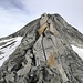 Nach der Umgehung der plattigen Barriere mit der ersten Schlüsselstelle trifft man auf diesen schönen Turm. Dieser kann nach anderen Bericht entlang des markanten Risses direkt überklettert werden (V+ bis VI+). Wir wählten die einfachere Umgehung links vorbei.