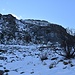 le pareti rocciose grondano ghiaccio in veste invernale