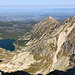 Kozi Wierch - Ausblick am Gipfel. Rechts der Bildmitte ist die Żółta Turnia zu sehen, ganz rechts befinden sich die Granaty.