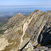 Kozi Wierch - Ausblick am Gipfel. Links der Bildmitte ist die Żółta Turnia zu sehen, rechts davon befinden sich die Granaty.