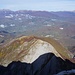 Blick vom Gipfel auf den Klettersteig (der scharfe Grat im Schatten)