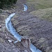 Bei Propissi Sot sind solche Entwässerungs-Kanäle überall verbaut worden. Ist es eine Massnahme um die Bergsturzgefahr oberhalb von Brinzauls zu reduzieren?