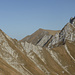Blick vom Alpiglemäre E-Gipfel hinüber zum Gemsgrat, wo gerade ein Wanderer absteigt. Rechts die Gemsflue, hinten in der Mitte die Bürgle