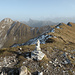 Ankunft auf der Bürgle: rechts der Gipfelfirst, in der Mitte der Schibespitz, links der Gantrisch, darüber prominent das Stockhorn, und hinten kaum erkennbar u.a. Niesegrat und Blüemlisalp bis Wetterhorn