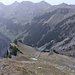 Tiefblick vom Gipfelfirst über den WNW-Grat (links) und die NW-Flanke zur Abstiegsrippe (rechts), darüber und über Morgete von links Ochse, Gemsflue, Bürgle und Schibespitz